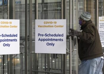 Nueva York se queda sin vacunas y detiene su macrooperación de vacunación
