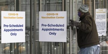 Nueva York se queda sin vacunas y detiene su macrooperación de vacunación