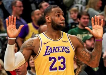 LeBron James, 46 puntos en noche de recuerdos y con dos árbitras que hacen historia