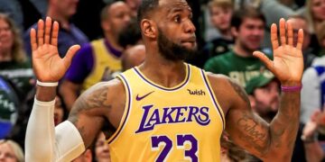 LeBron James, 46 puntos en noche de recuerdos y con dos árbitras que hacen historia