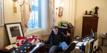 Turba  invade el Capitolio y se detiene el conteo de los votos