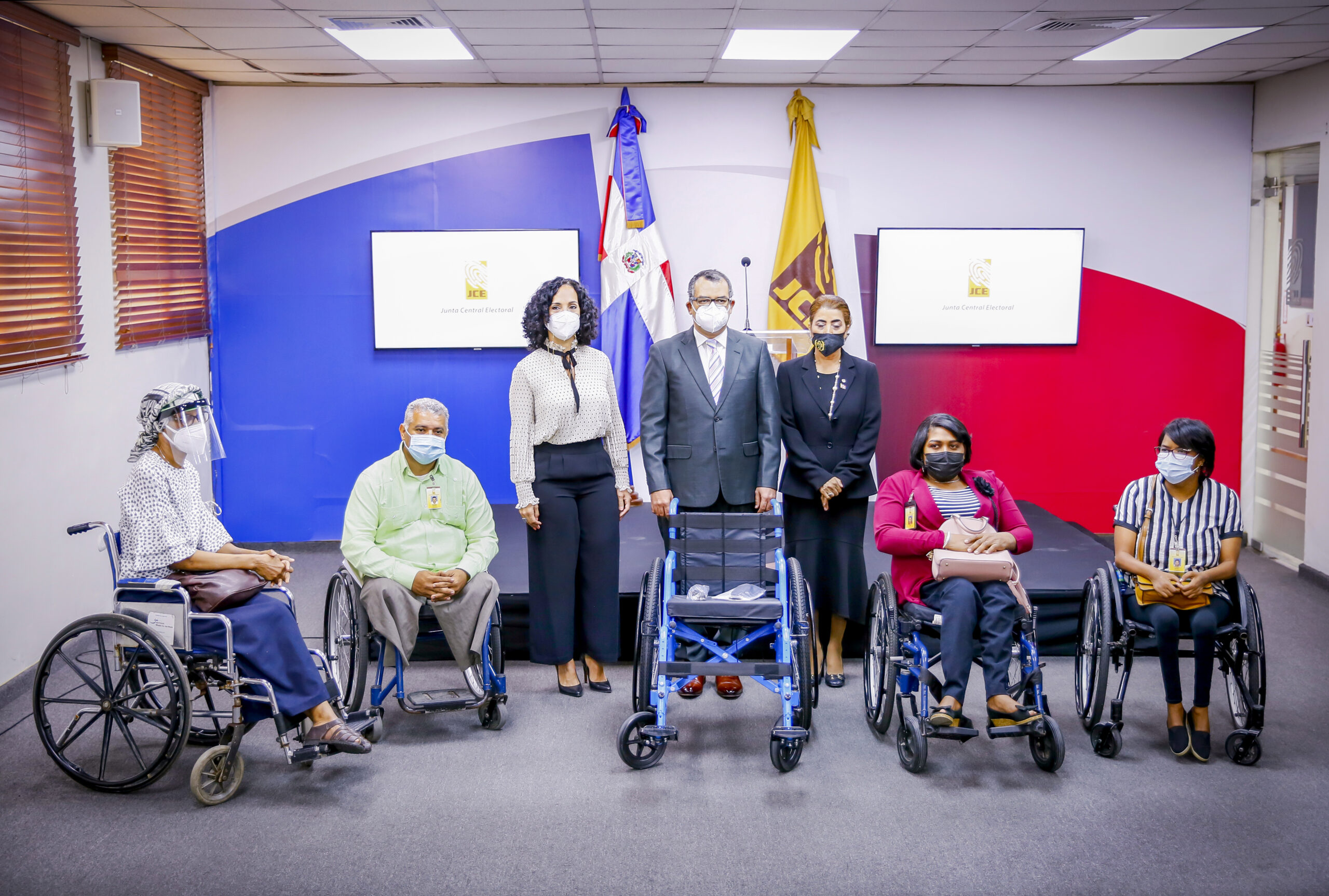 JCE entrega a sus servidores 4 sillas de ruedas como inicio de su programa de integración e inclusión