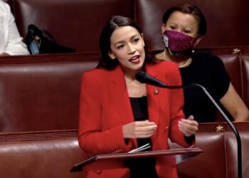 La congresista Alexandria Ocasio-Cortez revela que fue víctima de agresión sexual
