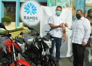 Grupo Ramos dona motocicletas  Alcaldía de SDN para reforzar seguridad ciudadana