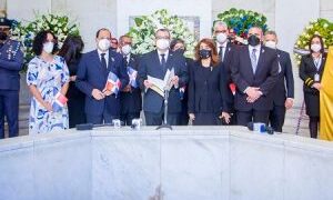 Pleno de la JCE deposita ofrenda floral en el Altar de la Patria