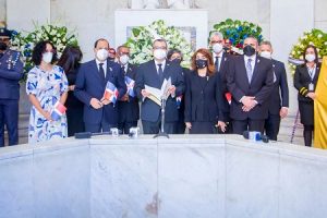 Pleno de la JCE deposita ofrenda floral en el Altar de la Patria