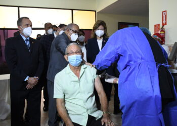 Inician jornada de vacunación contra COVID-19 para adultos mayores en la República Dominicana