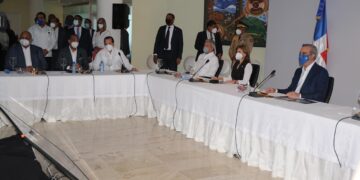 Abinader anuncia construcción extensión de la UASD en SDE y numerosas obras por miles de millones