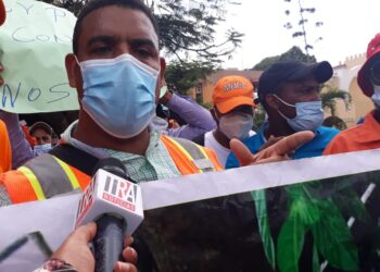 Ex empleados del MOPC reclamaron frente al Palacio Nacional el pago de sus prestaciones laborales
