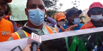 Ex empleados del MOPC reclamaron frente al Palacio Nacional el pago de sus prestaciones laborales