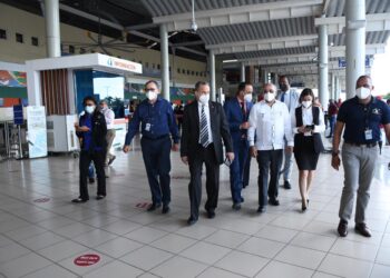 Ministro de Salud asegura ha sido baja la positividad entre pasajeros por la terminal aérea de Santiago