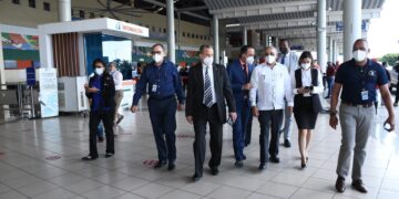 Ministro de Salud asegura ha sido baja la positividad entre pasajeros por la terminal aérea de Santiago