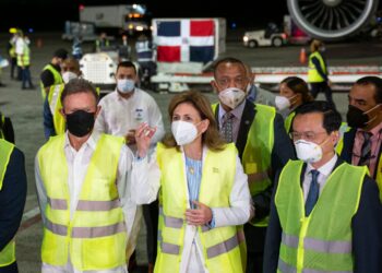 Gobierno recibe 768 mil vacunas procedentes de China