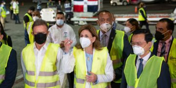 Gobierno recibe 768 mil vacunas procedentes de China