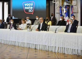 Abinader advierte a empresarios evitar estafas con promesas de comercialización de vacunas