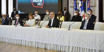 Abinader advierte a empresarios evitar estafas con promesas de comercialización de vacunas
