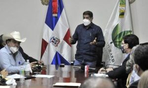 Ministro Agricultura y sector lácteo trabajan para mantener estables precios de la leche