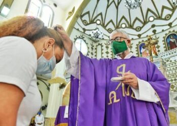 COVID-19 obliga a modificar el ritual del Miércoles de Ceniza