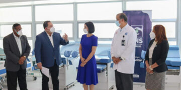 Primera Dama y director del SNS entregan equipos al INCART