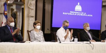 Gobierno y Empresa estadounidense firman acuerdo para el ensamblaje de dispositivos tecnológicos en RD