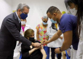 El presidente Abinader acompaña a su madre a vacunarse contra el COVID-19