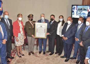 El Senado de la República reconoce a la teniente coronel piloto Marisol Chalas, primera latina en pilotear un helicóptero de combate Black Hawk