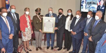 El Senado de la República reconoce a la teniente coronel piloto Marisol Chalas, primera latina en pilotear un helicóptero de combate Black Hawk