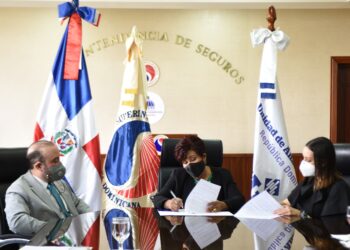 Superintendencia de Seguros y la UAF firman acuerdo de cooperación contra lavado de activos