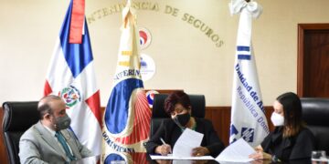 Superintendencia de Seguros y la UAF firman acuerdo de cooperación contra lavado de activos