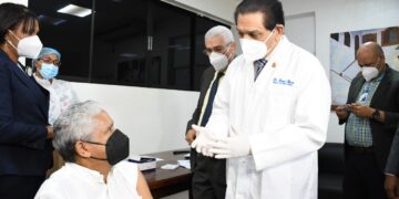 Ministro de Salud exhorta a la población a usar plataforma digital para agendar citas de vacunación contra la COVID-19