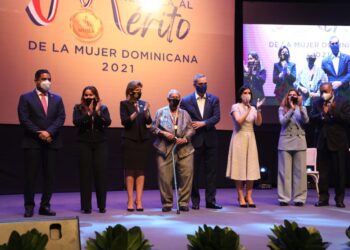 Presidente Abinader impone Medalla al Mérito de la Mujer a 14 destacadas damas