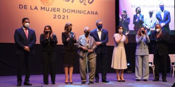 Presidente Abinader impone Medalla al Mérito de la Mujer a 14 destacadas damas