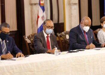 Gobierno impulsa fabricación en el país de laptops y tablets para la educación