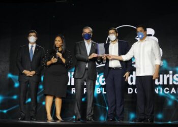 El presidente Luis Abinader encabeza el lanzamiento de la plataforma digital OneMITUR