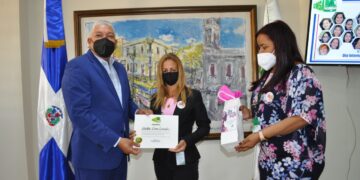 Radhamés González reconoce colaboradoras de OMSA en el Día de la Mujer