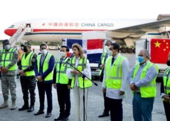 Gobierno recibe más de un millón de vacunas procedentes de China