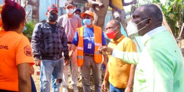 Alcalde de Los Alcarrizos se solidariza con familiares de niña de 7 años que falleció aplastada por una pared