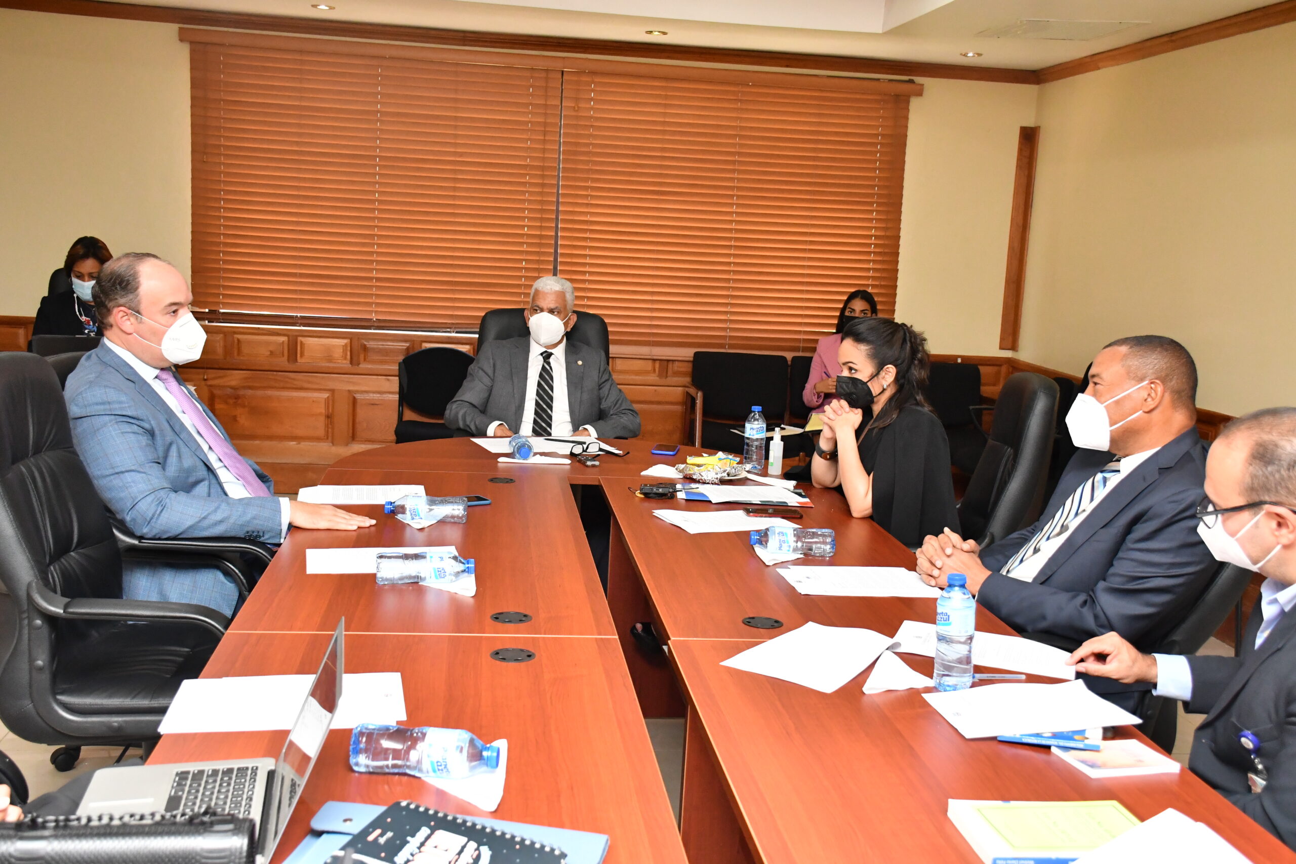 Comisión de Asuntos Energéticos del Senado favorece electrificar el batey Amistades