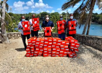 Director de CODOPESCA hace entrega de chalecos salvavidas a pescadores a nivel nacional