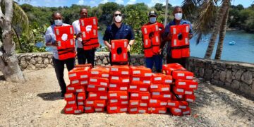 Director de CODOPESCA hace entrega de chalecos salvavidas a pescadores a nivel nacional