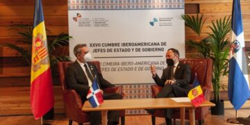 Presidente Abinader trata sobre comercio, energía, tecnología y colaboración mutua en Cumbre Iberoamericana