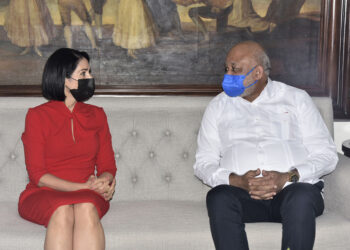 Ministro Fulcar y Raquel Arbaje tratan situación de la niñez en condición de calle