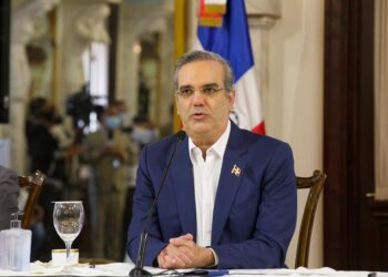 El presidente destaca que el objetivo principal del gobierno es generar empleos cuidando la salud.