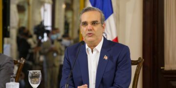 El presidente destaca que el objetivo principal del gobierno es generar empleos cuidando la salud.