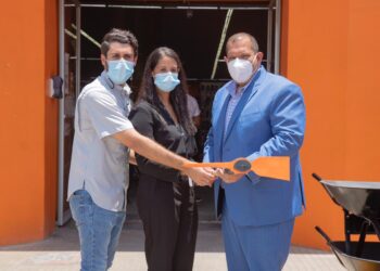 Alcaldía de SDN recibe donación de equipo para embellecimiento y prevención del Covid-19 en ese municipio