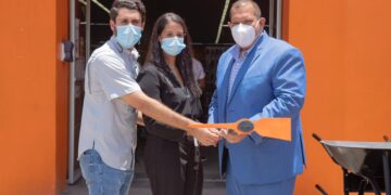 Alcaldía de SDN recibe donación de equipo para embellecimiento y prevención del Covid-19 en ese municipio