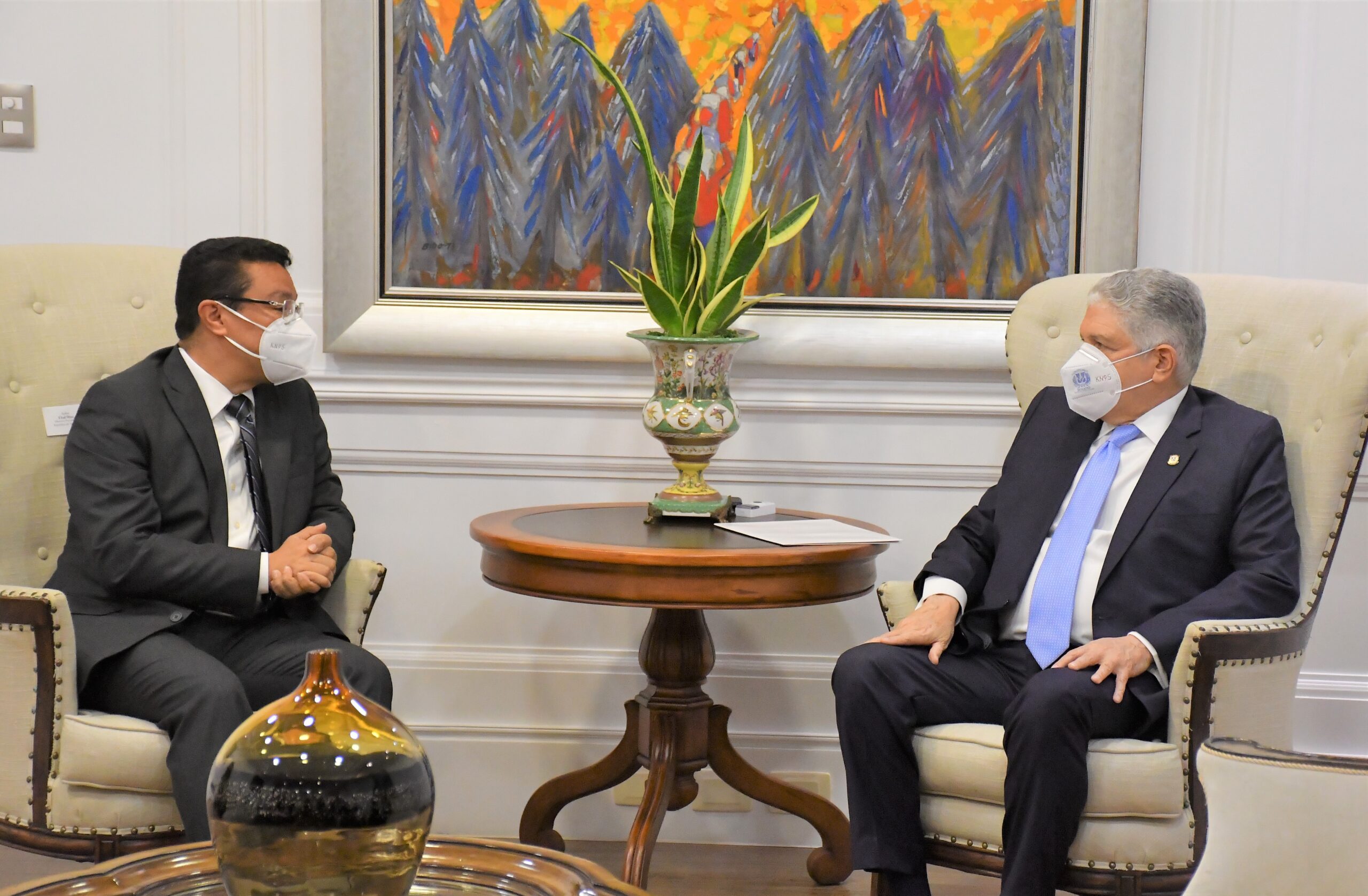 Presidente del Senado recibe a delegación diplomática de Honduras