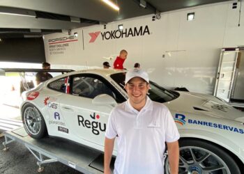 El piloto Jimmy Llibre continúa exaltando la bandera dominicana en campeonatos internacionales