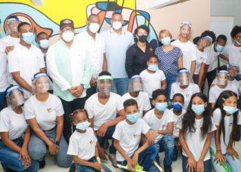 El Mañanero y comediante Molusco hacen donación de instrumentos a fundación que trabaja por la educación musical en barrio marginado