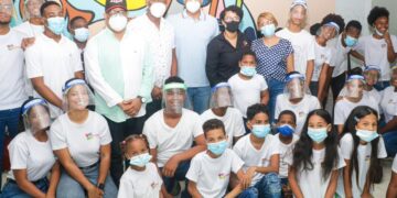 El Mañanero y comediante Molusco hacen donación de instrumentos a fundación que trabaja por la educación musical en barrio marginado